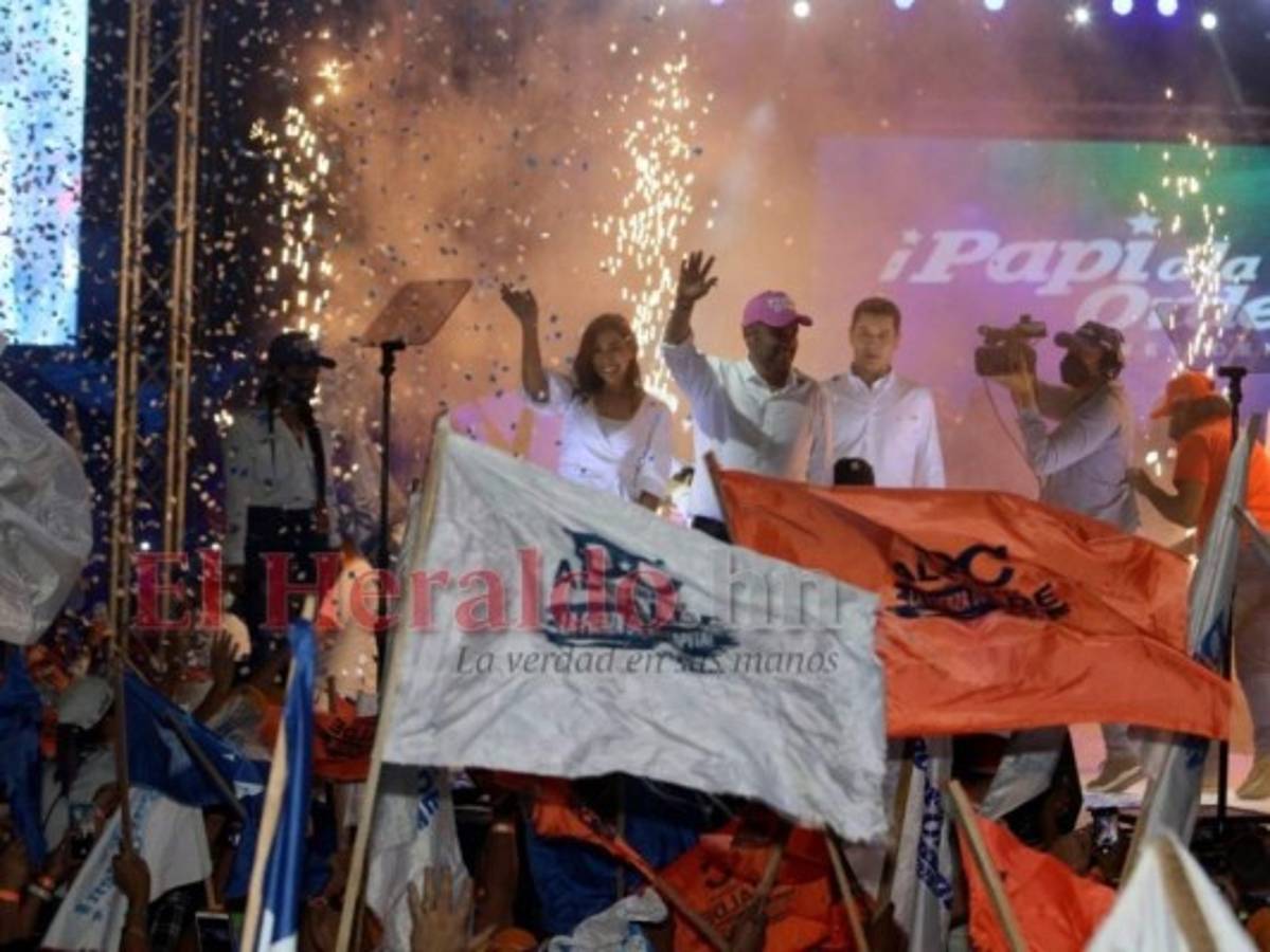 Con fuegos artificiales y masiva participación: 'Papi a la orden' cierra su campaña en la capital