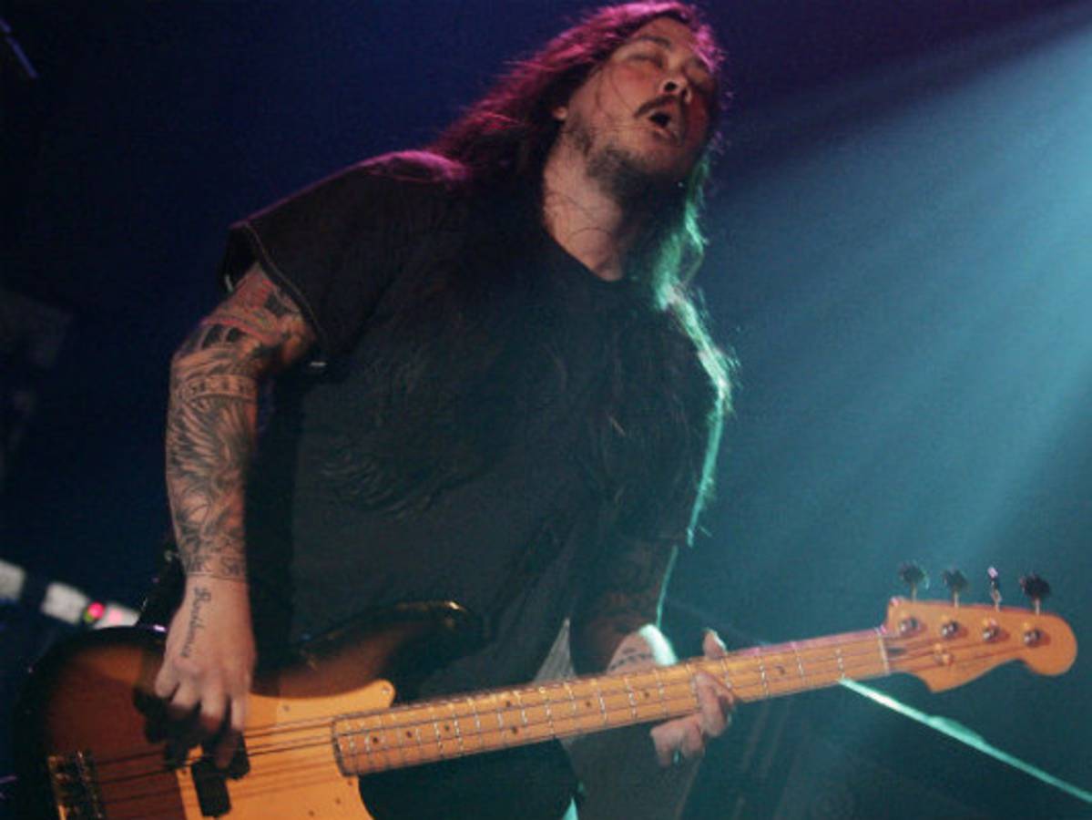 Fallece exbajista y fundador de Deftones tras 5 años en coma