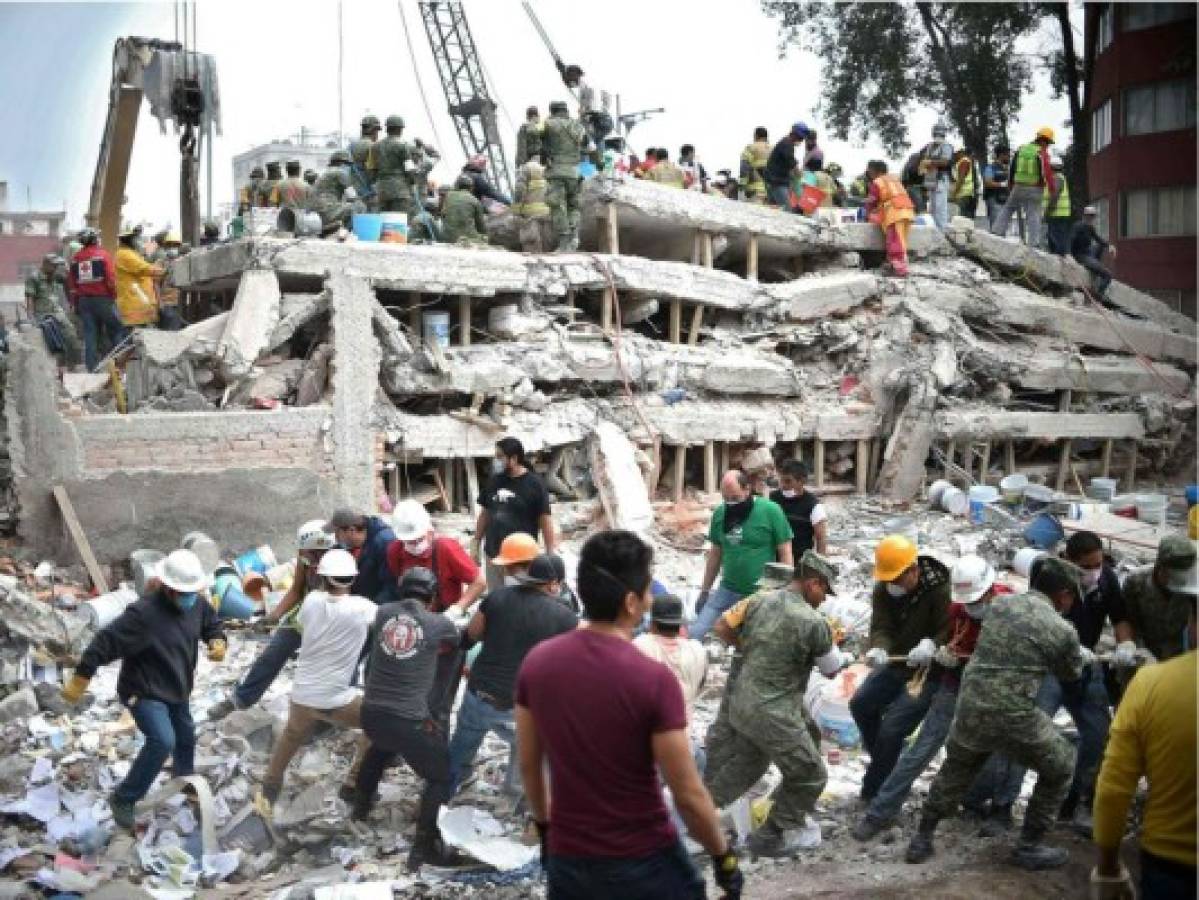 Rescates a contra reloj tras potente terremoto en México