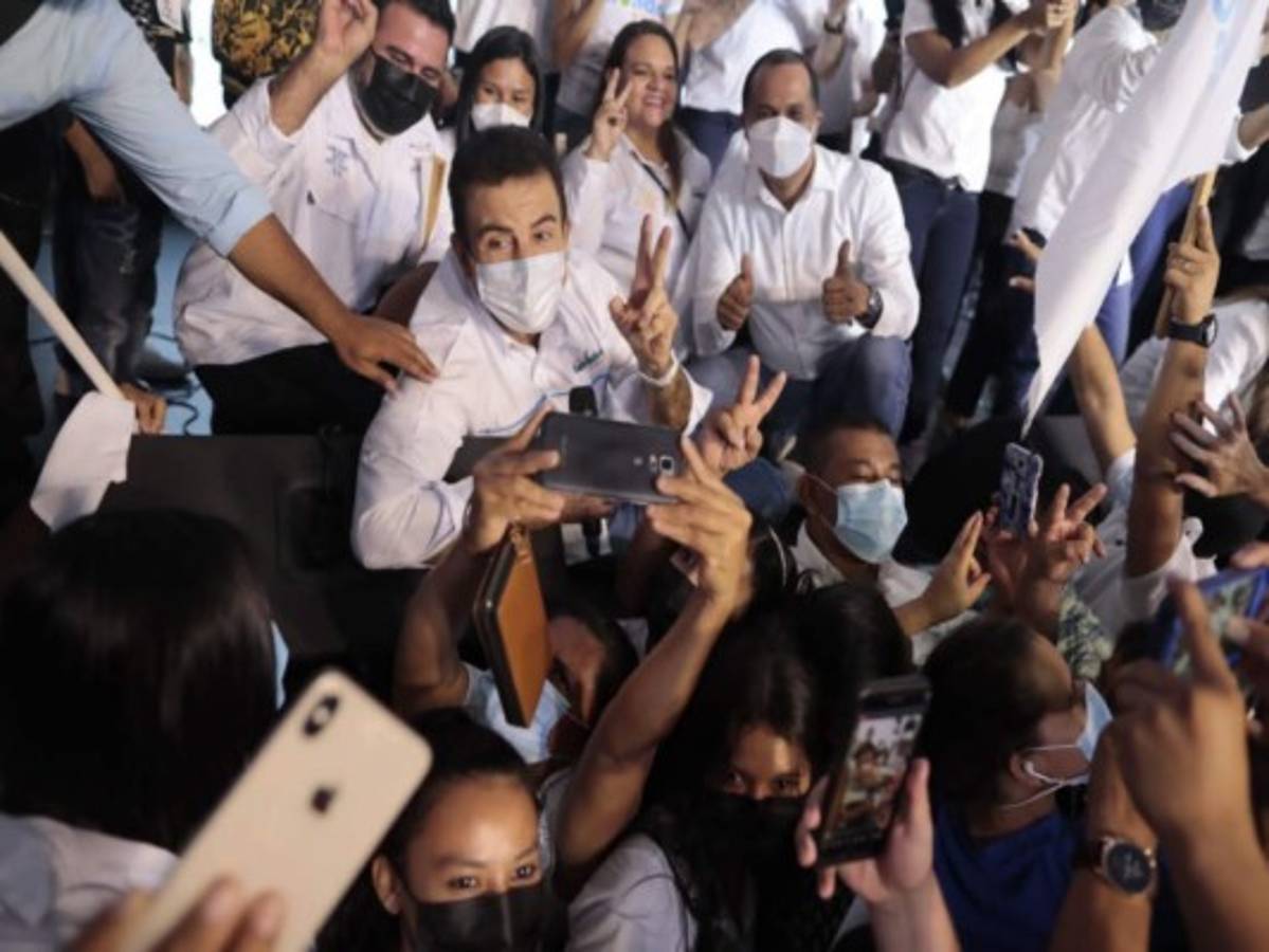 Con promesas y pidiendo voto en plancha, candidatos a la presidencia recorren Honduras (FOTOS)