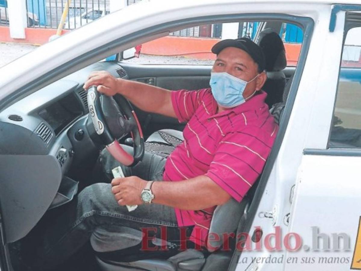 Don Manuel pasará su día buscando clientes en la capital. Foto: Efraín Salgado/El Heraldo