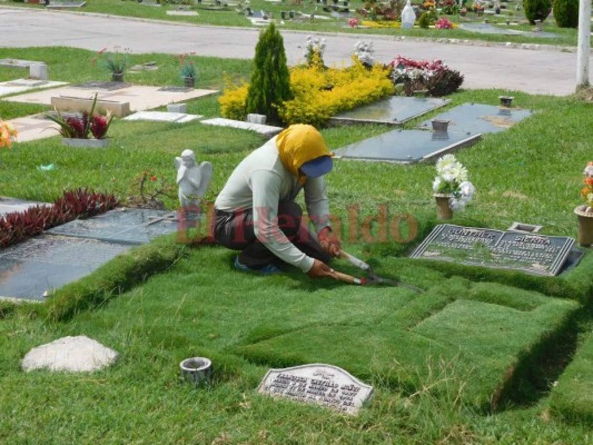 Entre el 1 y 2 de noviembre los cementerios lucen visitados y adornados tras la visita de las familias a dejar algún recuerdo a sus parientes difuntos. (Foto: El Heraldo)