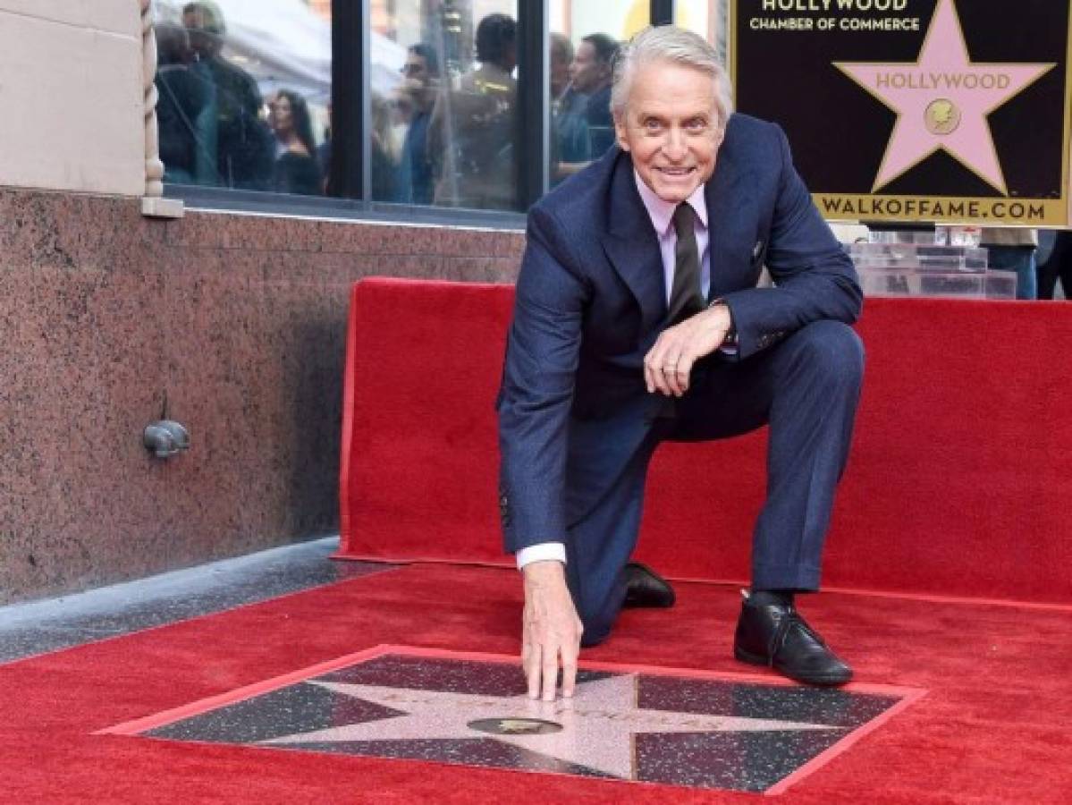 Actor Michael Douglas obtiene estrella en el Paseo de la Fama de Hollywood