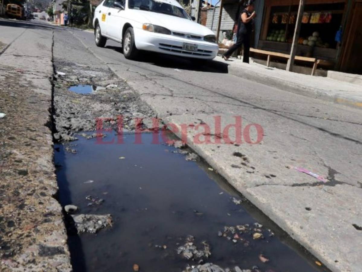 Llena de hoyos permanece la calle de la colonia Flor del Campo en Tegucigalpa