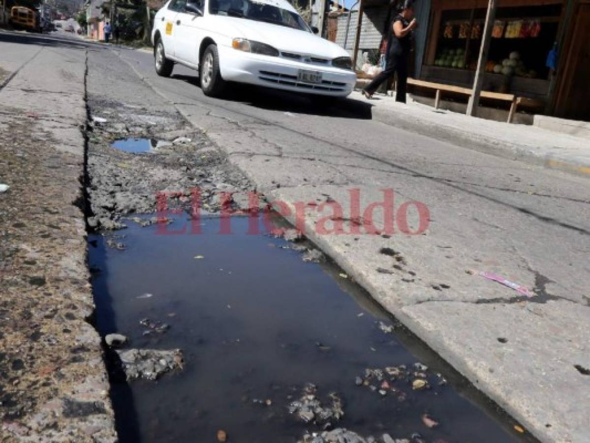 Llena de hoyos permanece la calle de la colonia Flor del Campo en Tegucigalpa