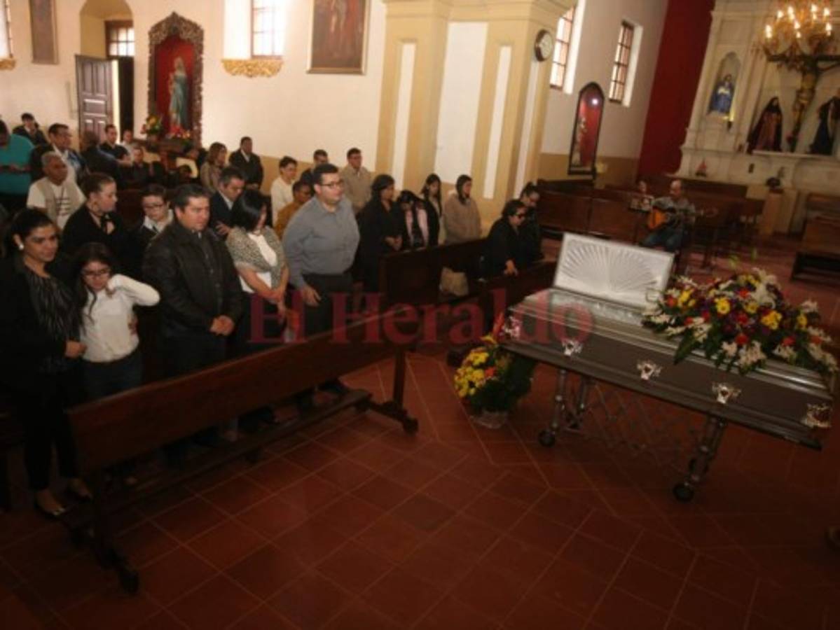 Sentida despedida de familia y amigos al poeta José Adán Castelar