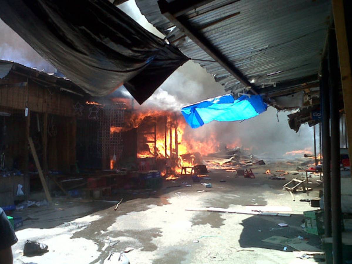 Voraz incendio arrasa con seis mercados de la capital de Honduras