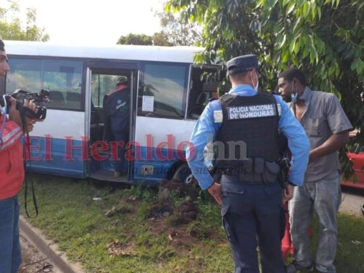 Momento en que las autoridades asistían a los afectados en el accidente. Foto: Alex Pérez/ EL HERALDO