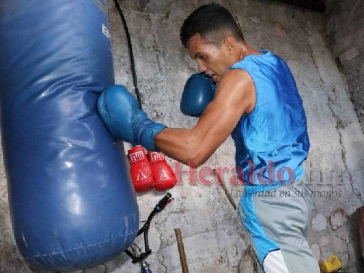 El pugilista logró colgar dos sacos de boxeo en el gimnasio improvisado que tiene en el garaje de su casa. Foto: Roberto Ramos | EL HERALDO