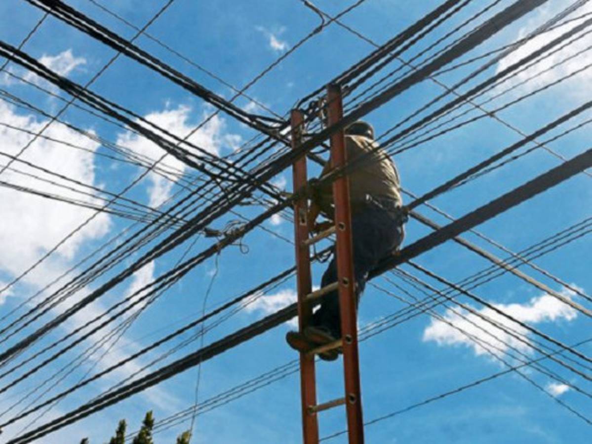 En una telaraña de cables se ha convertido el tendido eléctrico