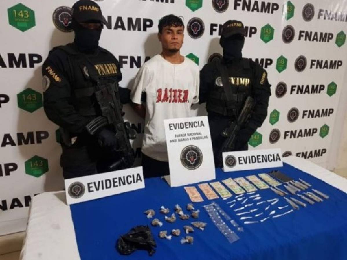 Supuesta cocaína y marihuana le fue decomisada al sujeto de 20 de años de edad.