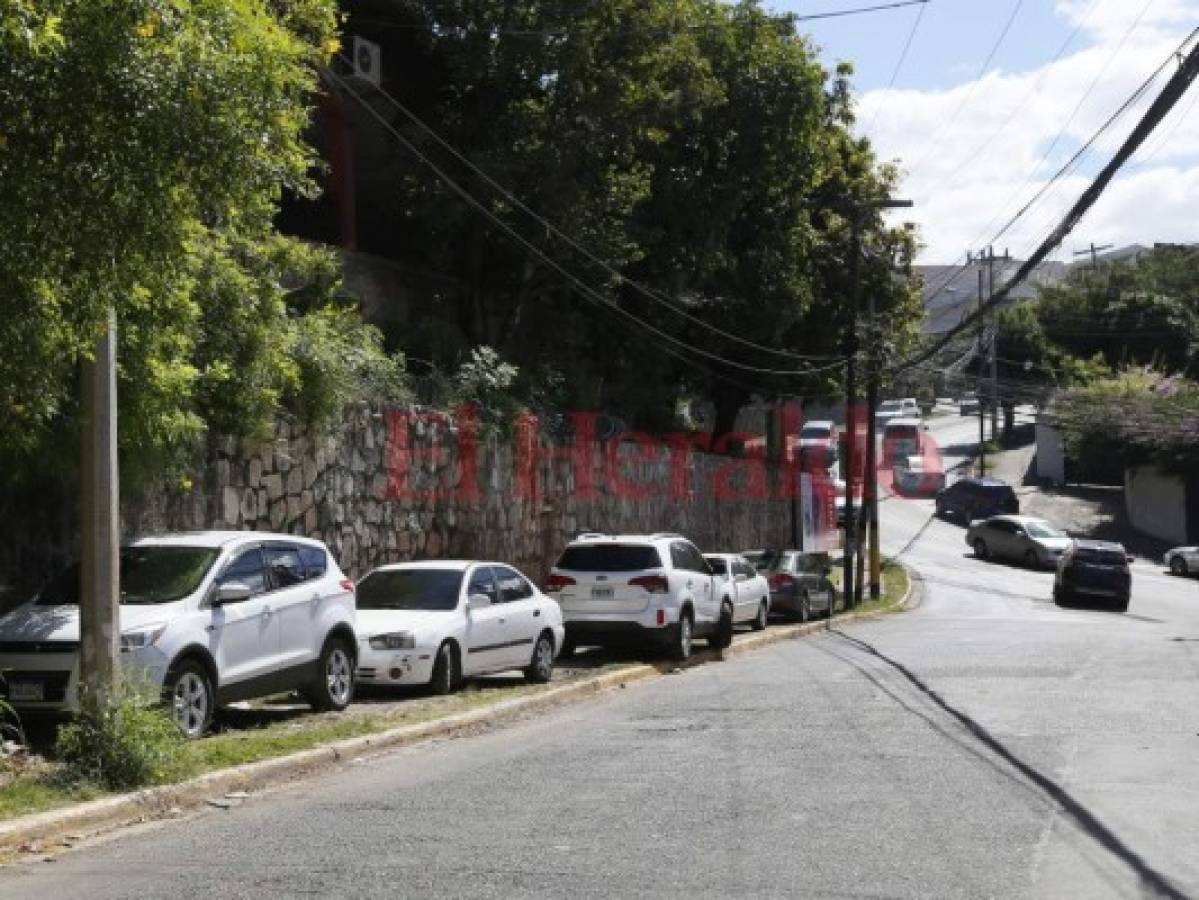Capitalinos denuncian que carros invaden una acera en la colonia Lomas del Guijarro