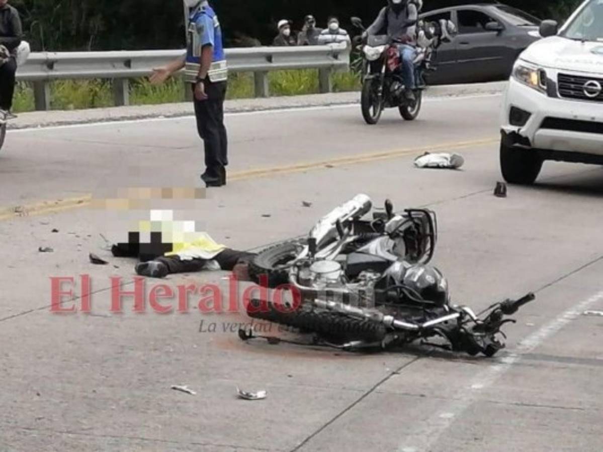 El cuerpo sin vida de infortunado hombre quedó a escasos pasos de su motocicleta.