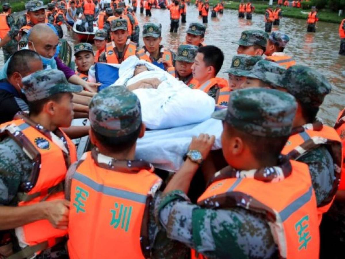 Suben a 300 las muertes por inundaciones en China