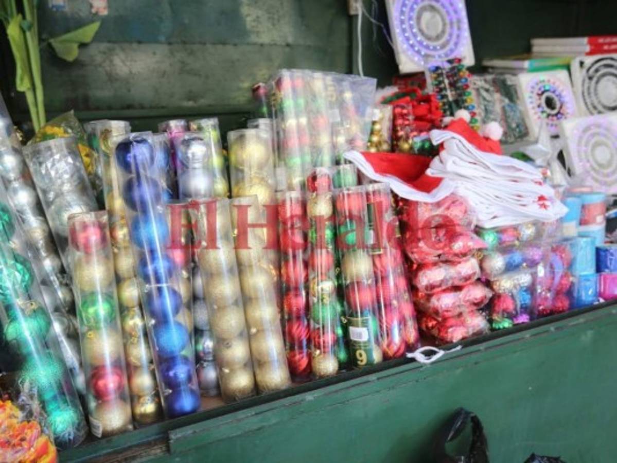 Así de coloridos lucen los negocios en el centro de Tegucigalpa.