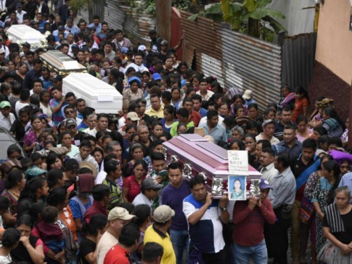 Sobrevivientes del volcán de Guatemala entierran a sus víctimas