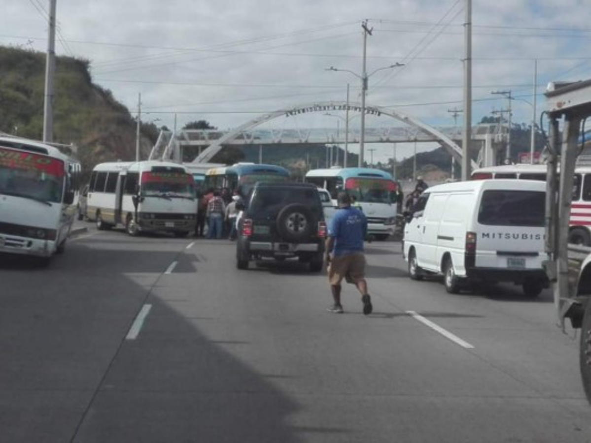 Tomada la salida al norte de la capital tras incendio de buses ejecutivos enfrente de la UNAH