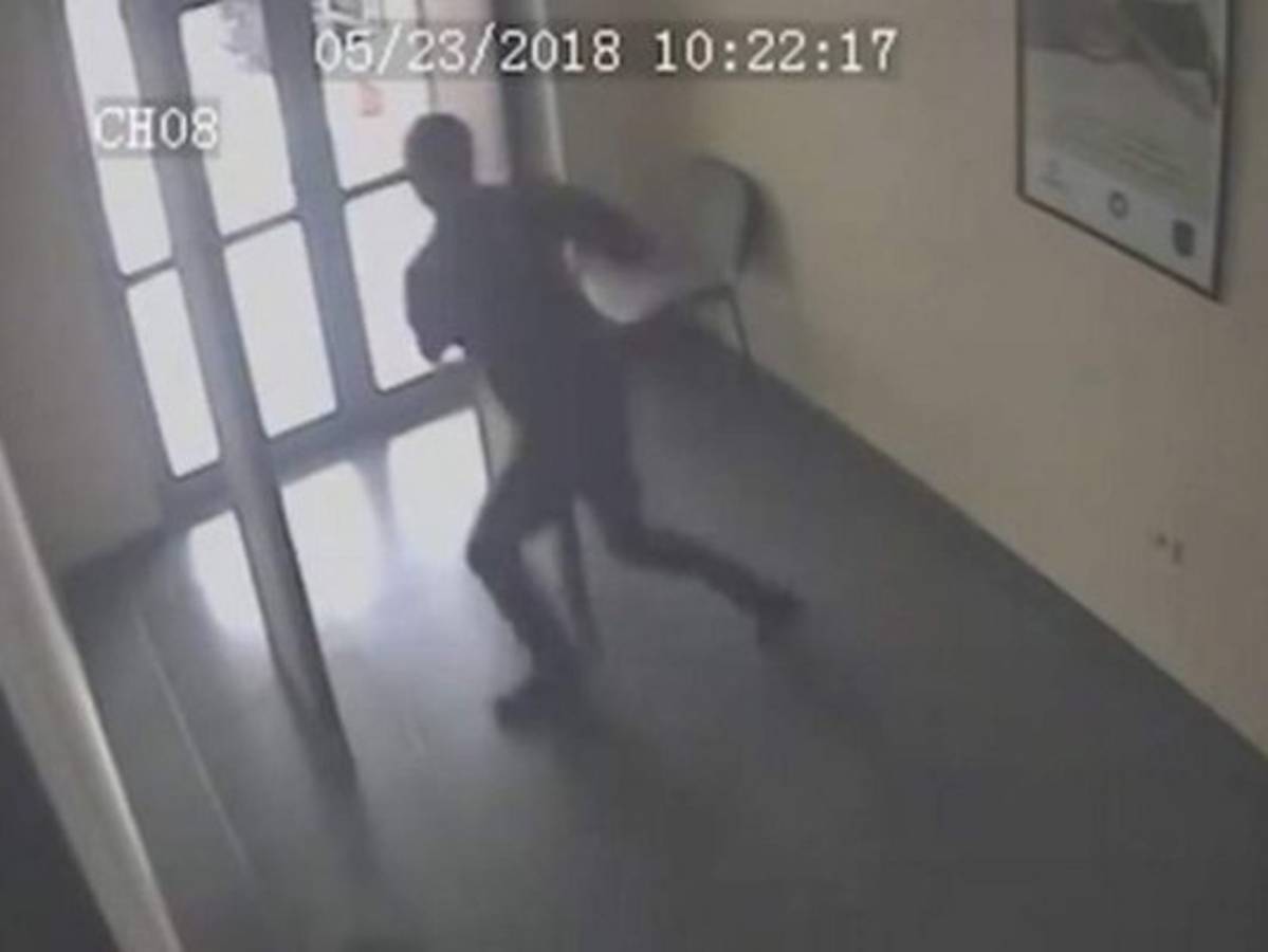 Hombre escucha su sentencia y escapa de tribunal