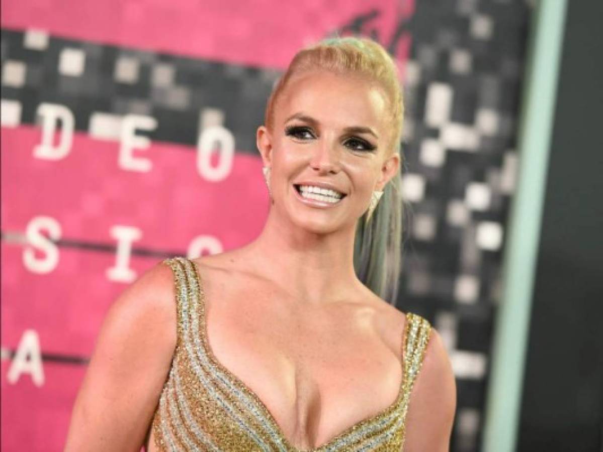 Novio de Britney Spears es el blanco de las burlas por extraño cuerpo