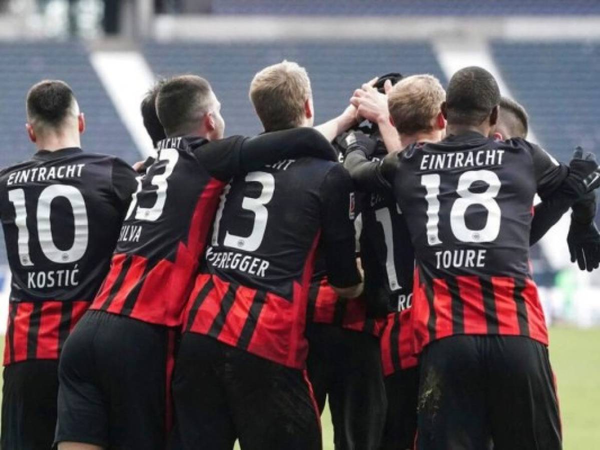 Bundesliga: El Eintracht Frankfurt sale victorioso 2-0 al Colonia