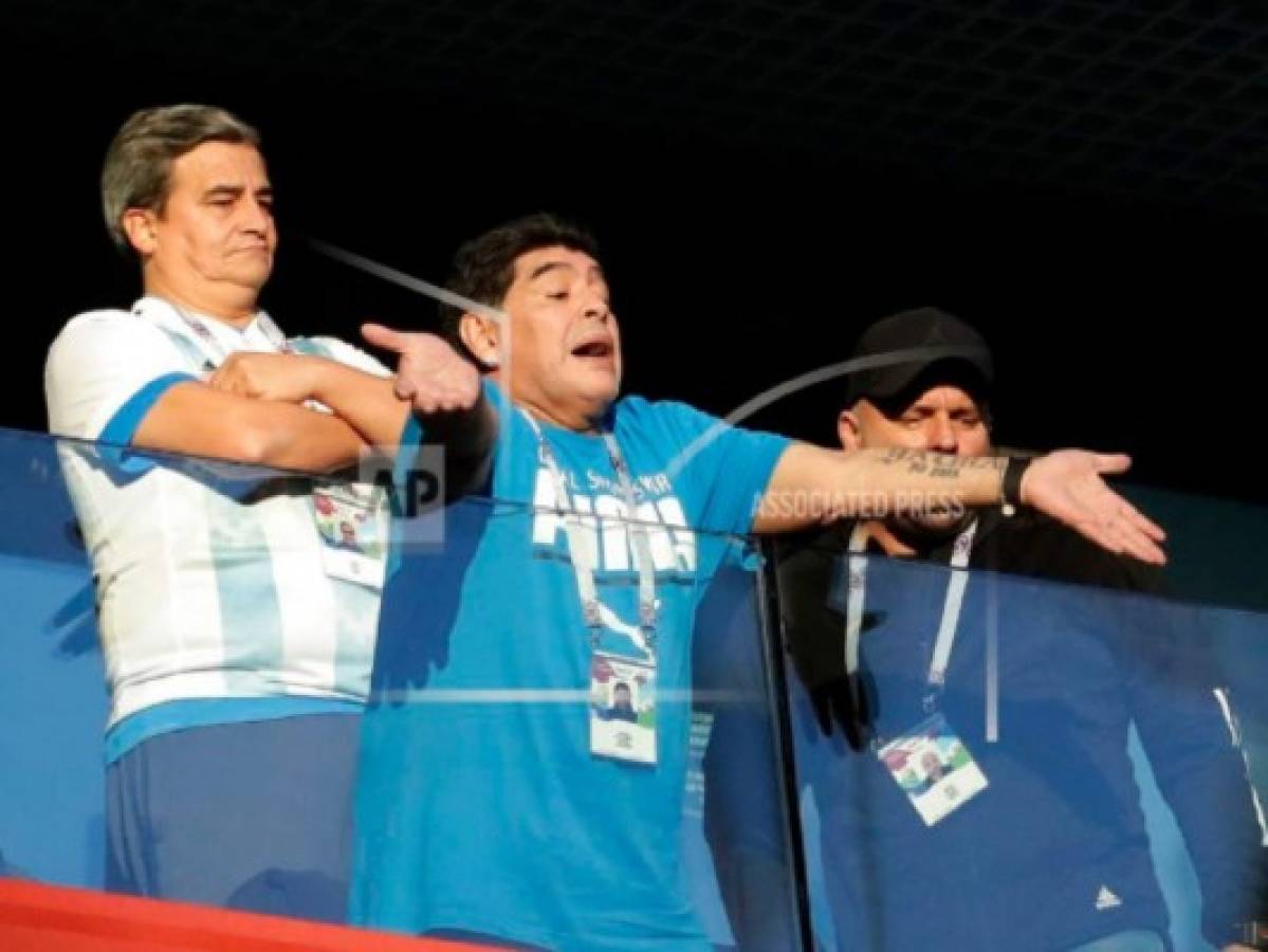 Maradona da explicaciones por polémico gesto a fan asiático