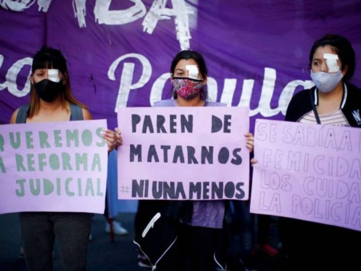 Argentinas gritan fuerte 'Ni una menos' frente a tribunales