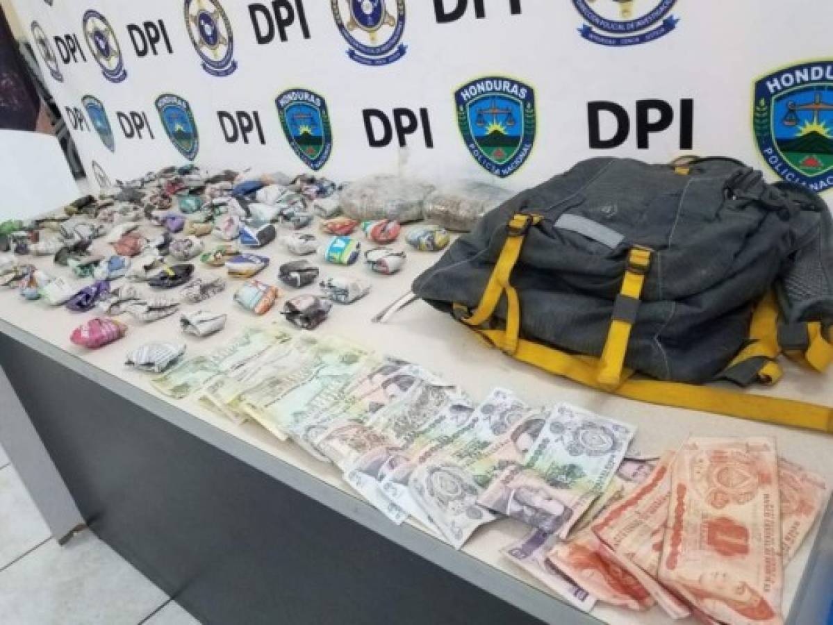 La evidencia del dinero, la supuesta droga y la mochila decomisada a la pareja de jóvenes.