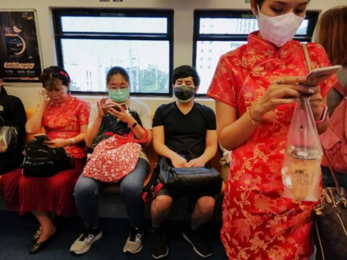 China confirma 13 ciudades en cuarentena por coronavirus; muertes ascienden a 26