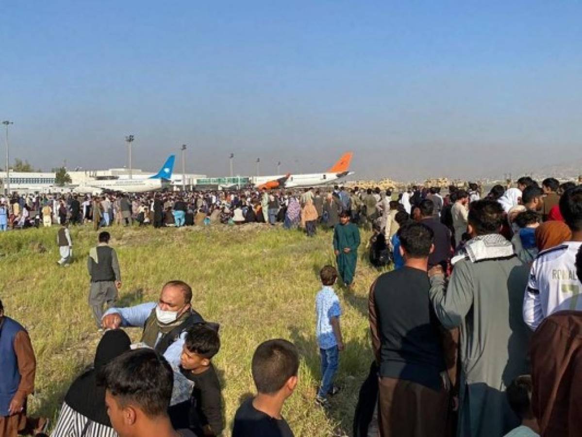 Disparos, empujones y desesperación: Momento en que afganos intentan escapar del aeropuerto