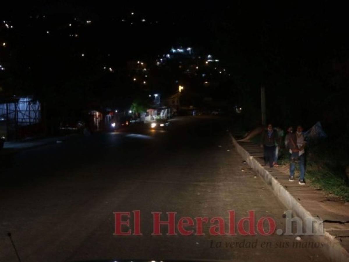 A oscuras pasan varios capitalinos en barrios y colonias. Según la ENEE, cada lámpara led ronda los 2,500 lempiras. Foto: Alex Pérez/El Heraldo
