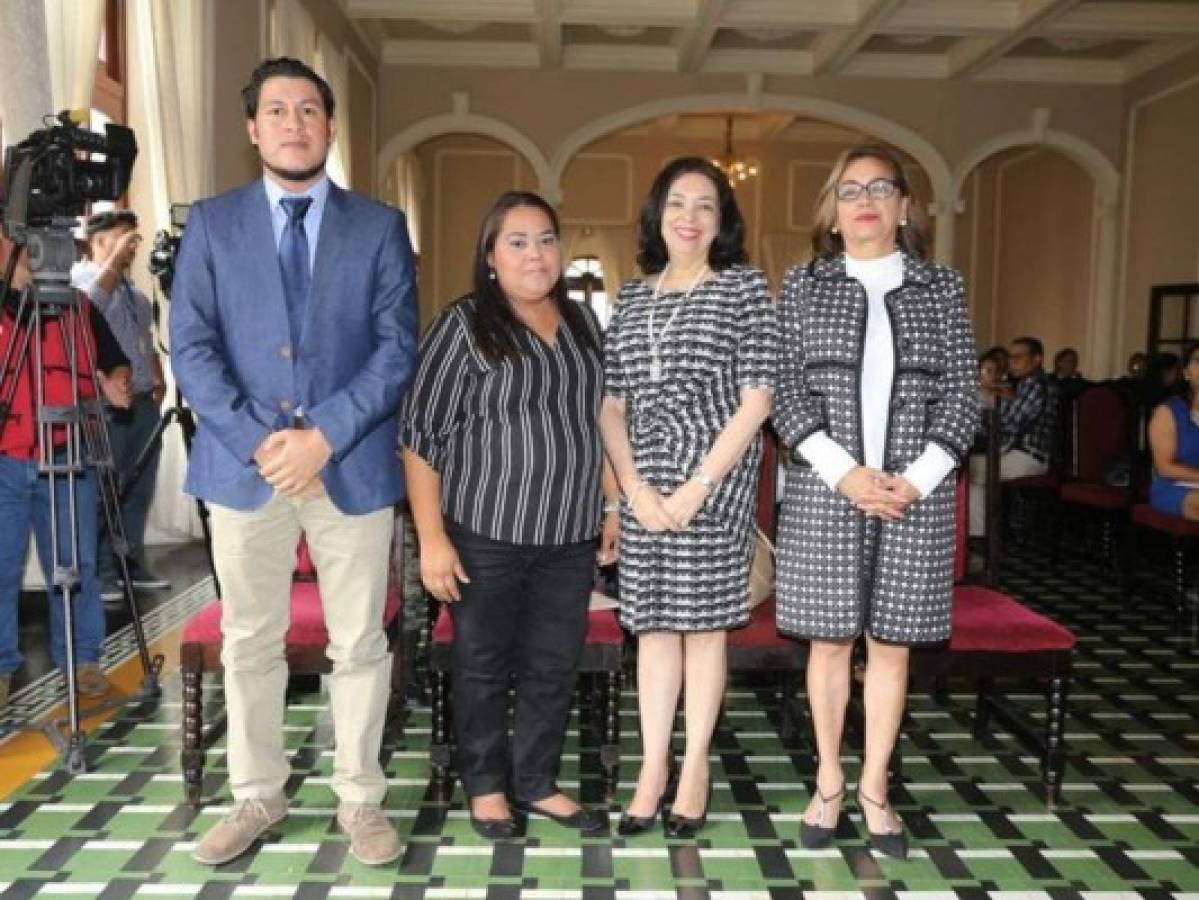 Patricia Cálix es galardonada con el 'Premio al Periodismo Cultural' por su destacado aporte a Honduras