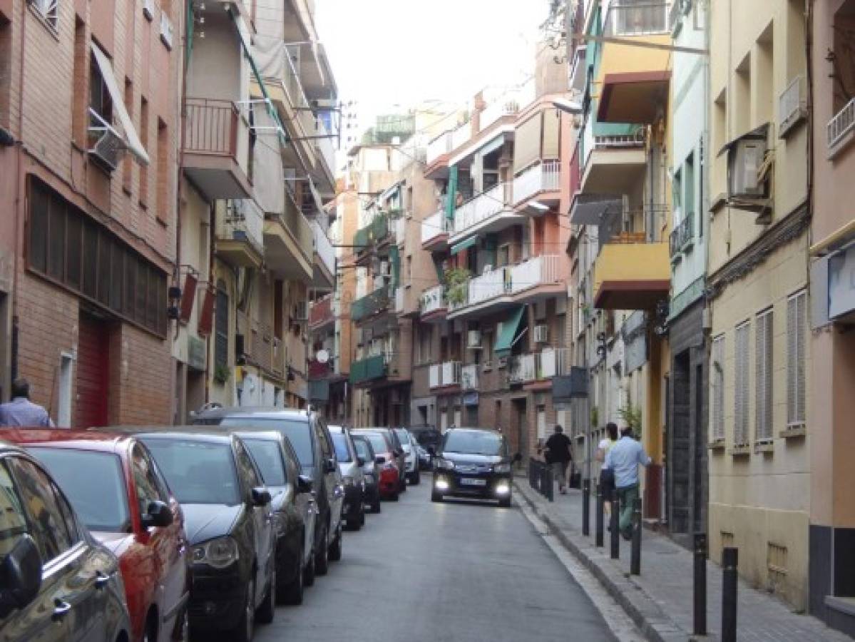 Día a día, muchas mujeres hondureñas salen de sus casas en barrios como Vía Julia para limpiar viviendas en los altos bloques de edificios.