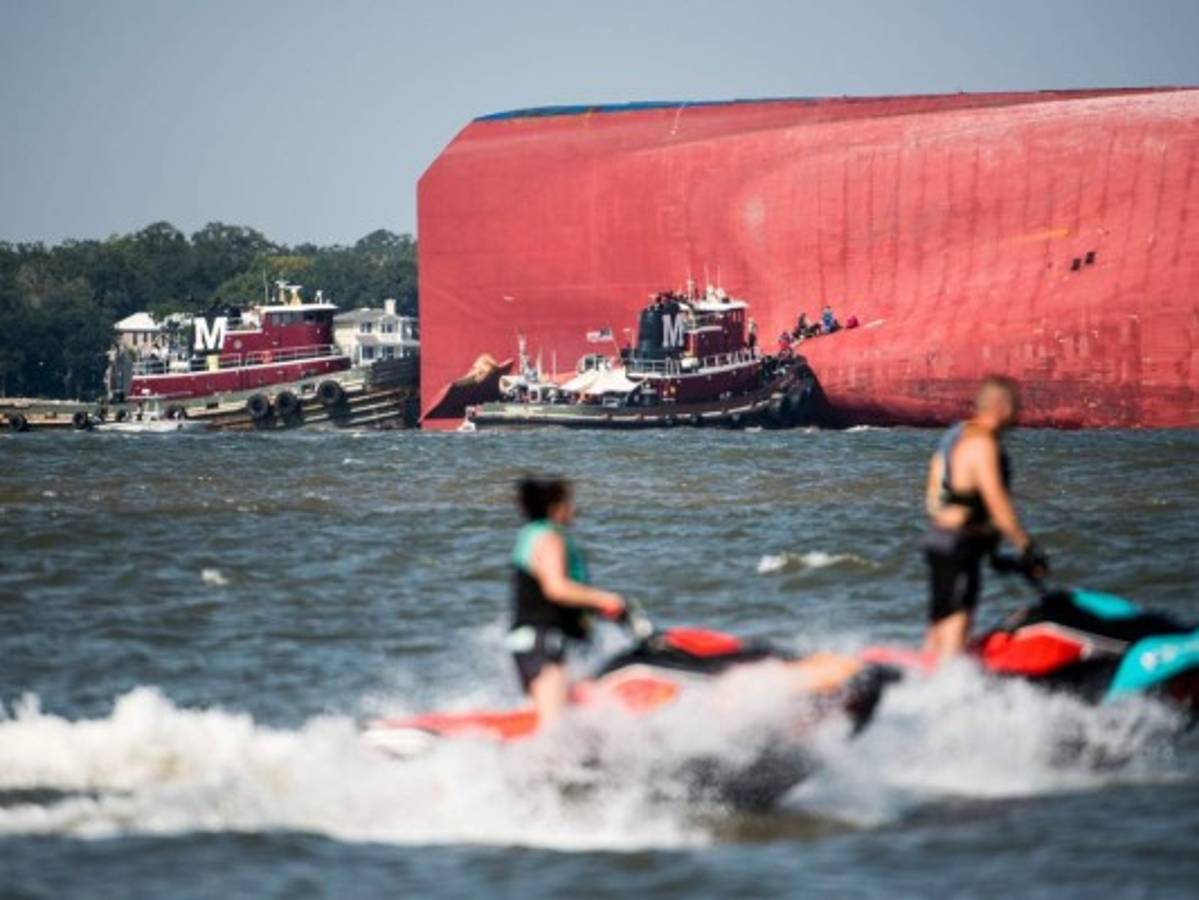 Rescatan tripulación tras naufragio de buque en costa de Georgia