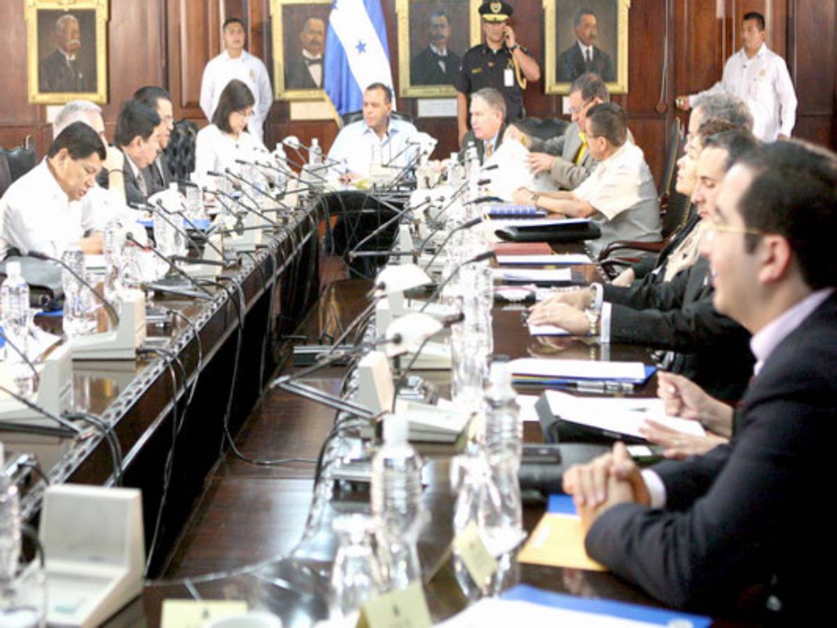 'El Presidente Lobo no ha despedido a nadie'