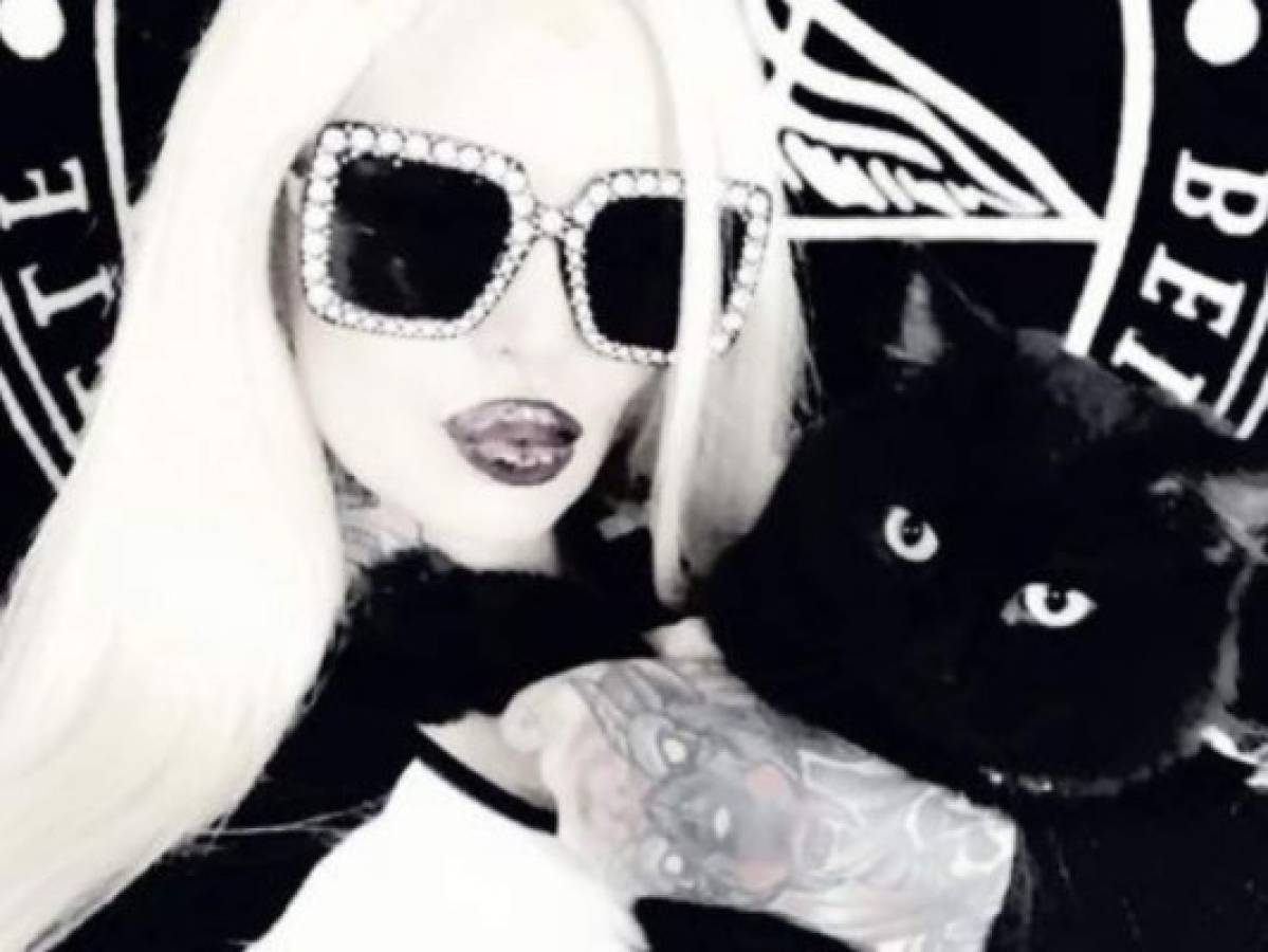 Sabrina Sabrok presenta su culto satánico y de magia negra 'Legión'