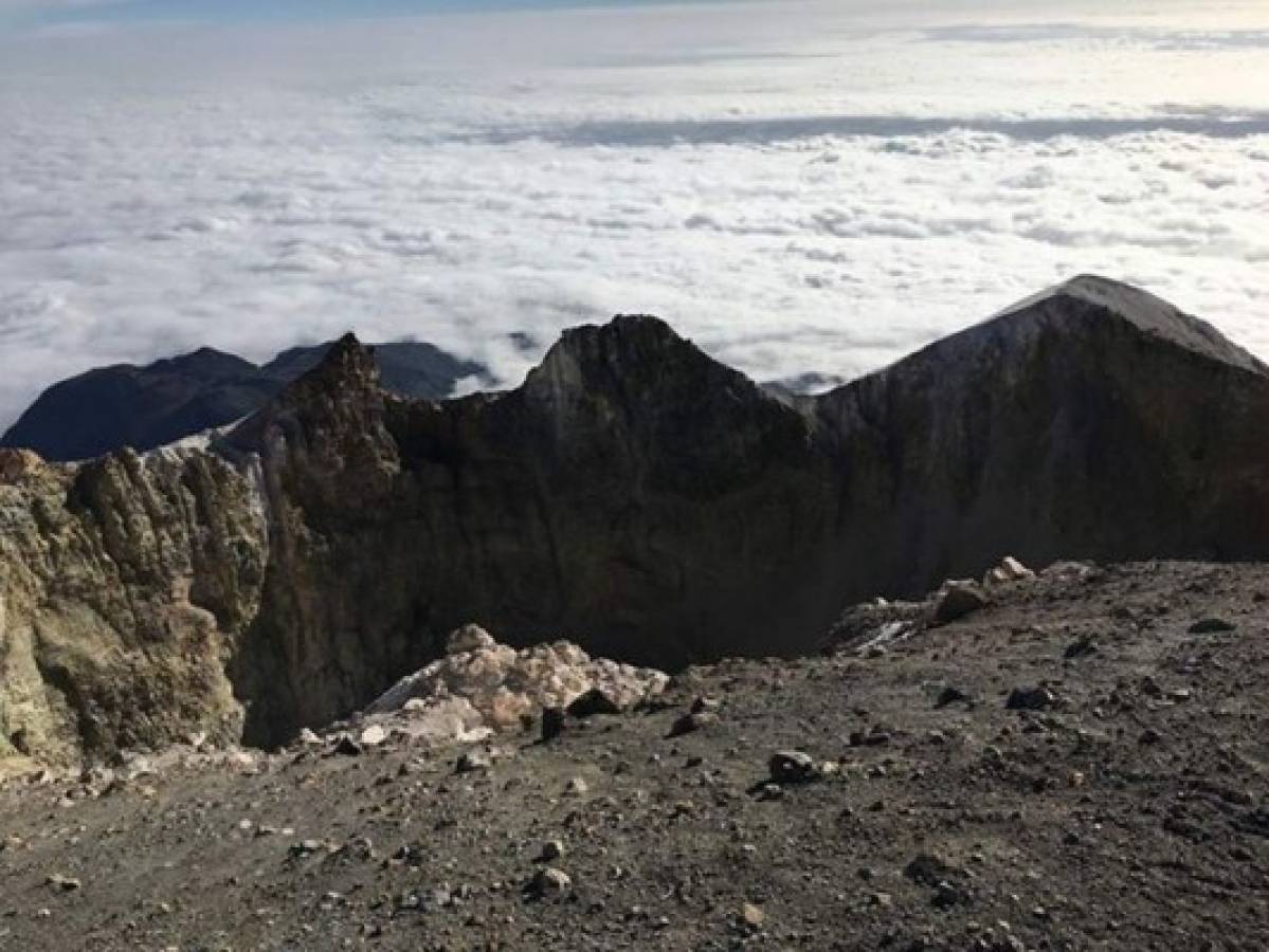 Otra de las imágenes desde Pico Orizaba con la superficie de los alrededores cubiertos de nubes.