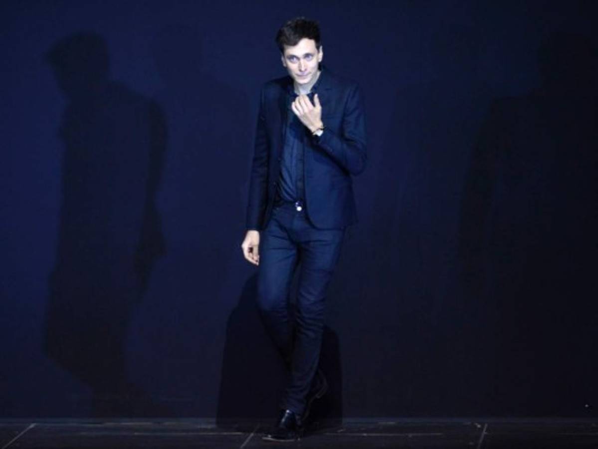 ¡Nada es para siempre! Saint Laurent anunció el viernes el fin de su contrato con Hedi Slimane, impulsor de un estilo rock inspirado en las siluetas filiformes de los años 90, que el diseñador francés mantuvo casi sin cambios durante cuatro años al frente de la marca.