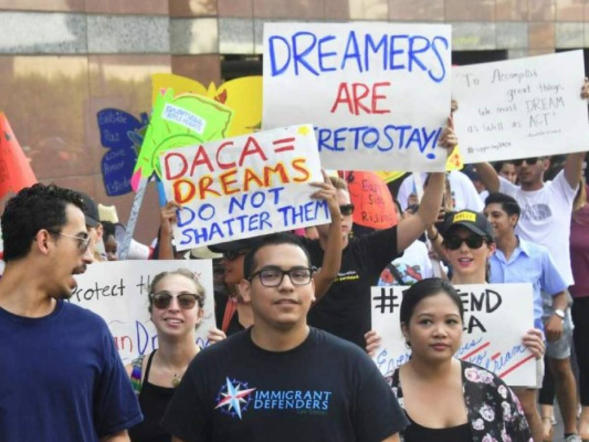 La última carrera: miles de jóvenes inmigrantes corren a renovar papeles en EEUU