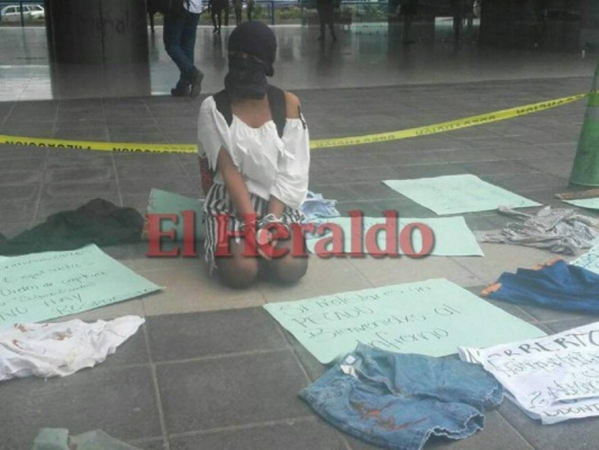 Alumnas encapuchadas se toman edificio administrativo de la UNAH
