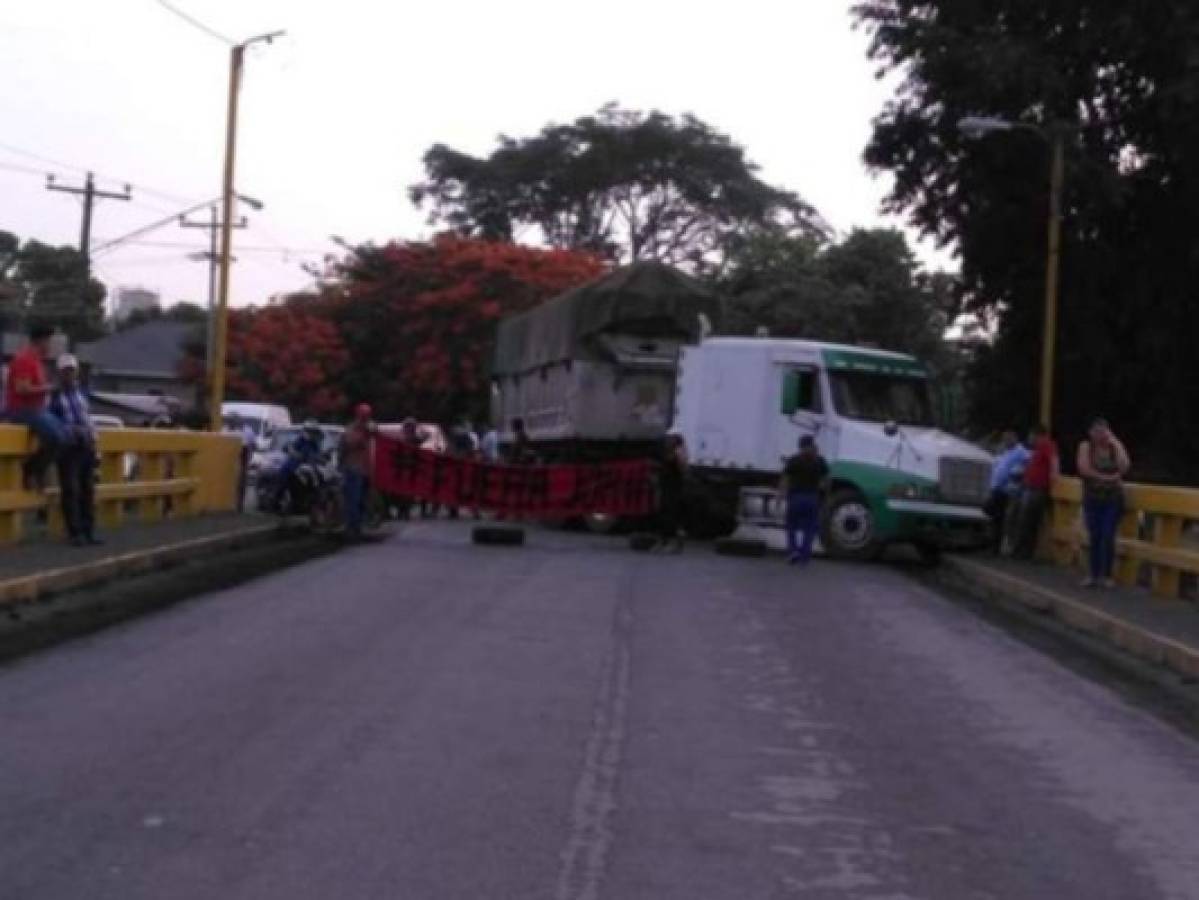 Manifestantes bloquean la carretera que de El Progreso conduce a Tela