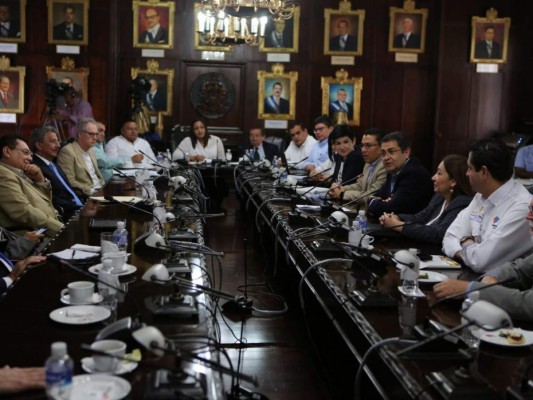 Economistas proponen un pacto fiscal porque reducir el precio del galón no solucionará el problema