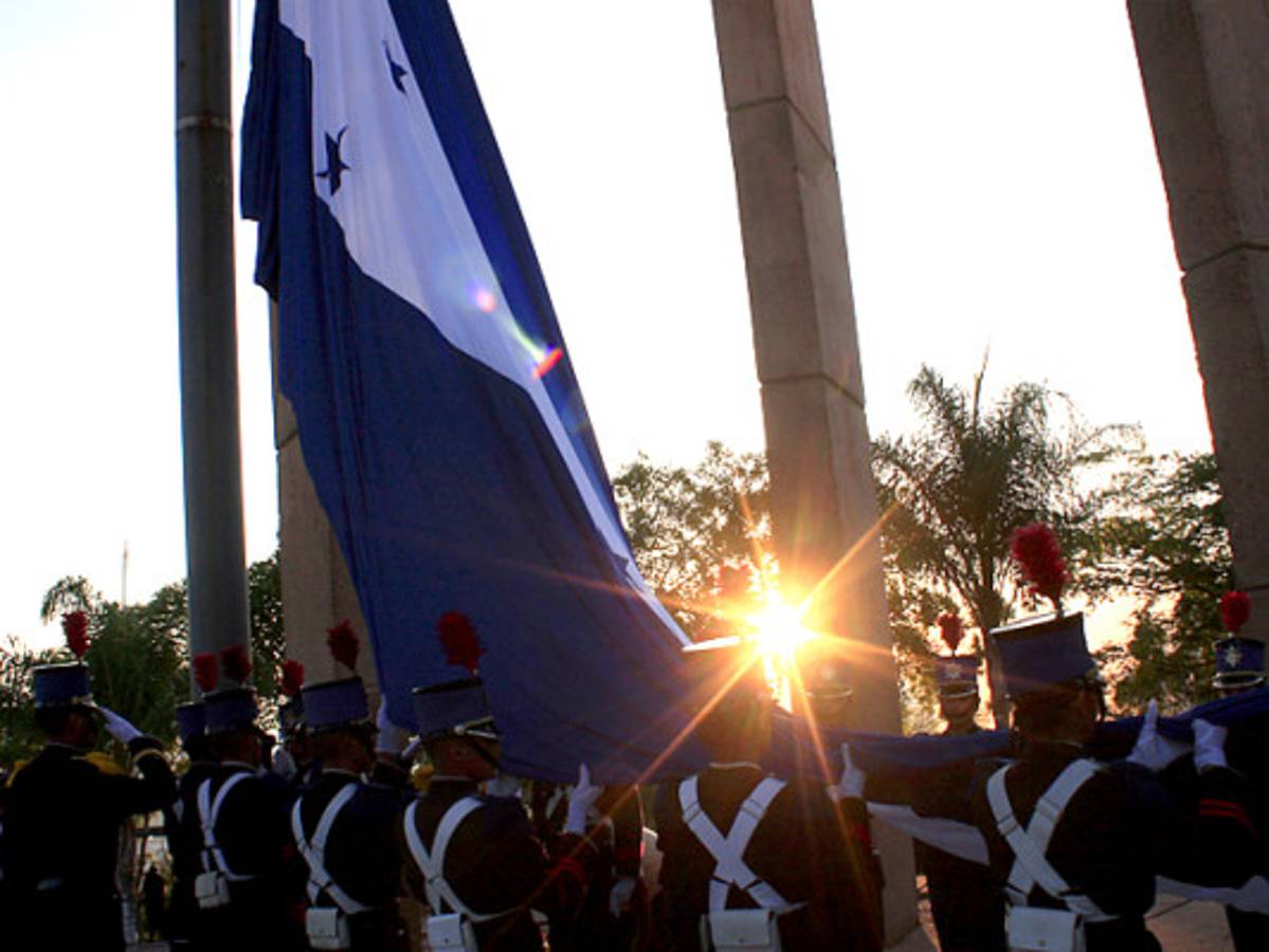 Fuerzas Armadas de Honduras izan Bandera Nacional