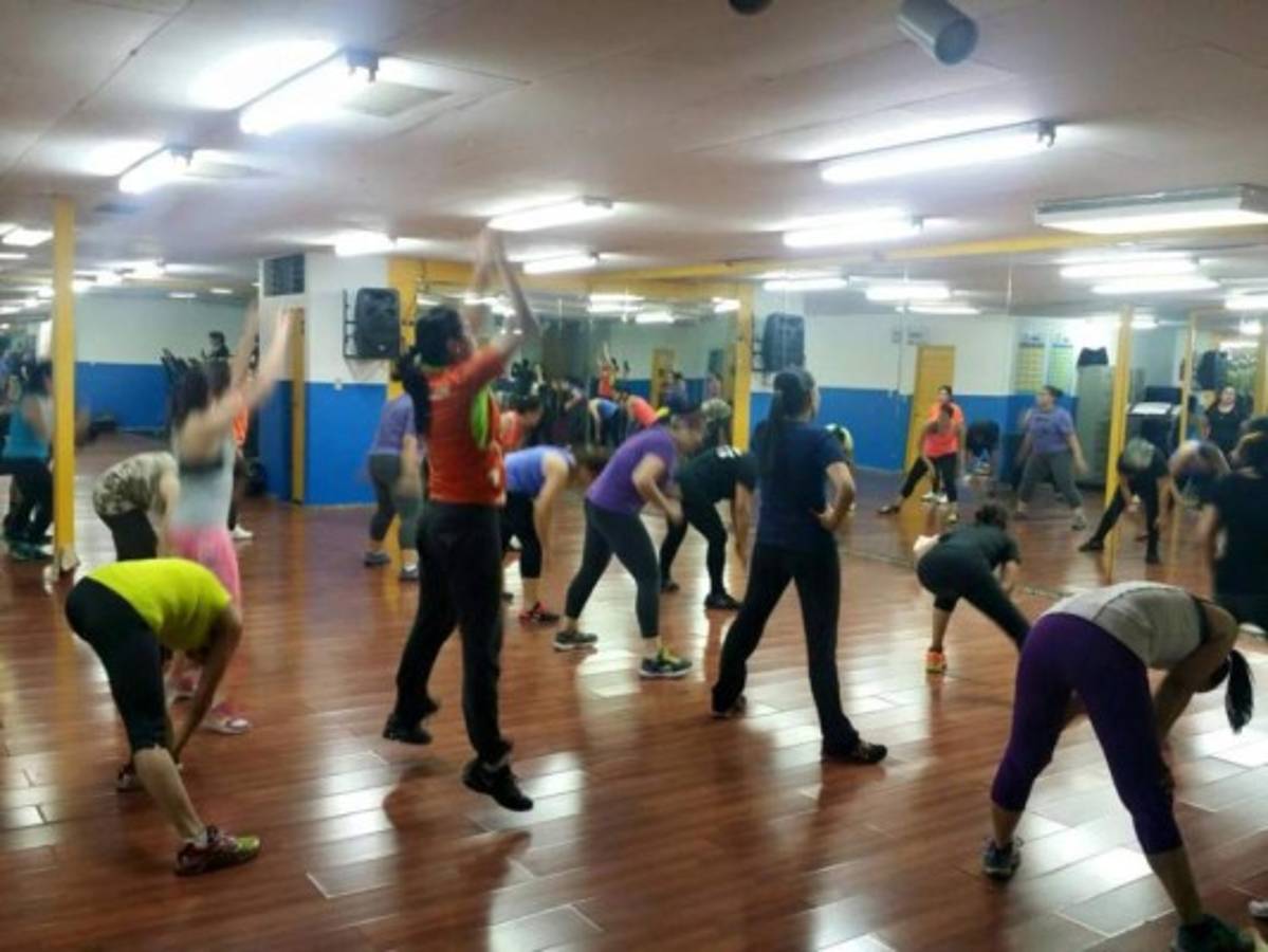 Reconocido gimnasio cierra operaciones por cobro de 'impuesto de guerra'