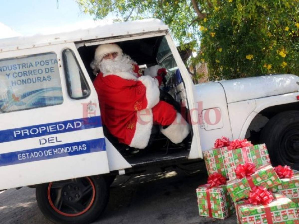 Santa Claus está listo para cumplir los deseos de los niños en Navidad en la capital