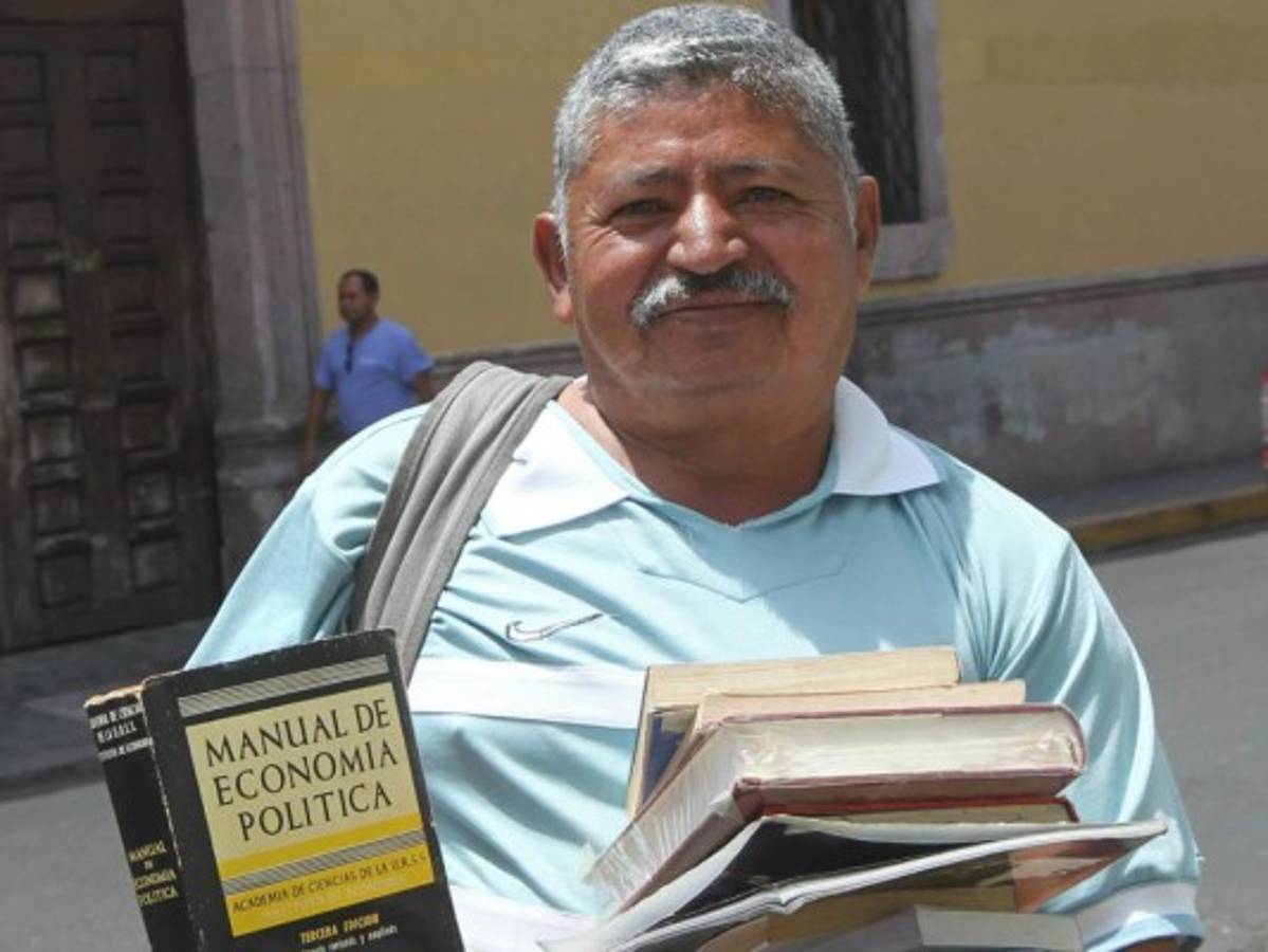 El caballero de los libros que deambula por el Distrito Central