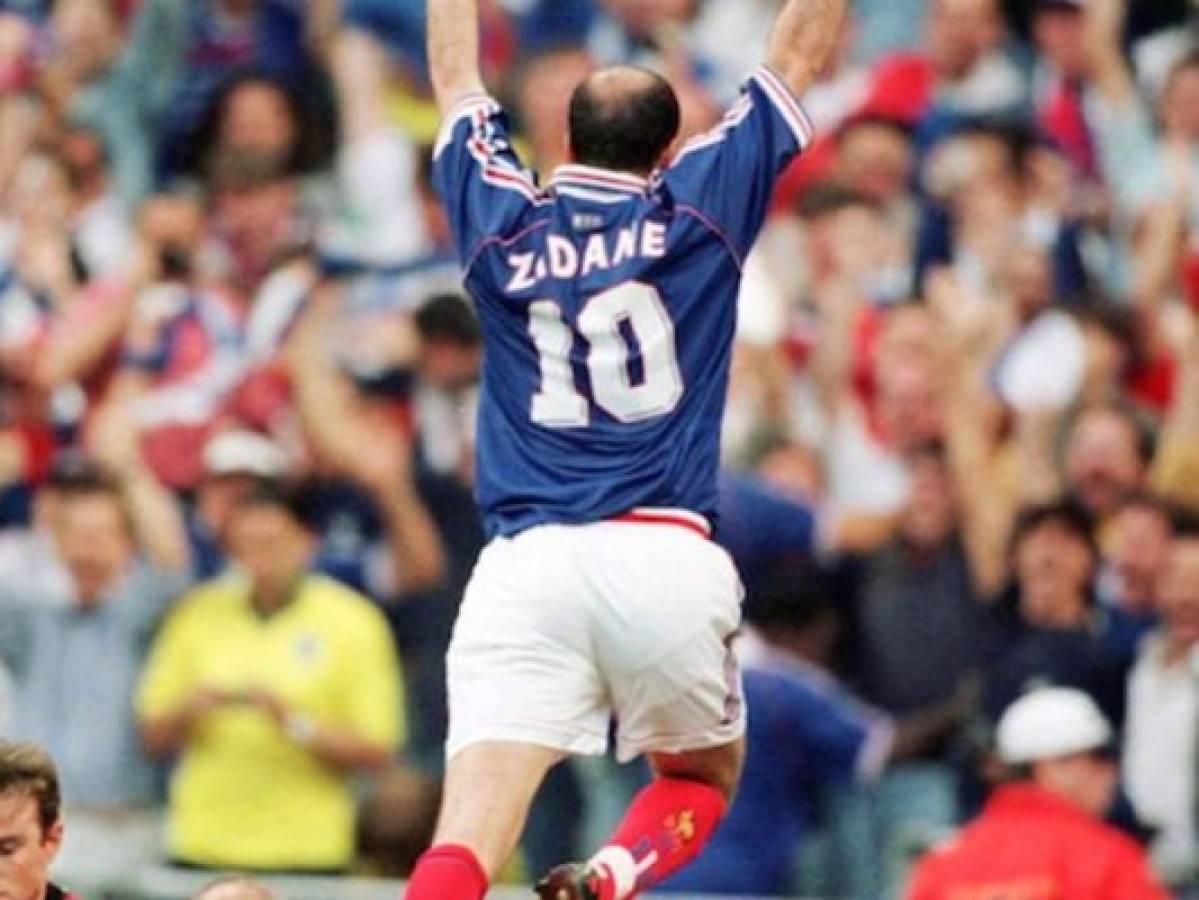 A subasta una camiseta llevó Zinedine Zidane en la final Mundial de 1998
