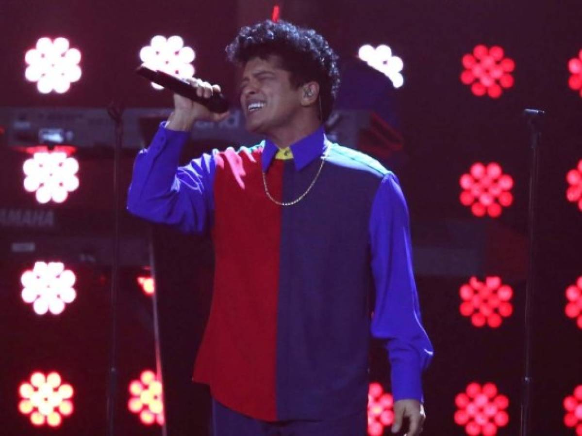 Bruno Mars ofrece un concierto estelar antes del Super Bowl