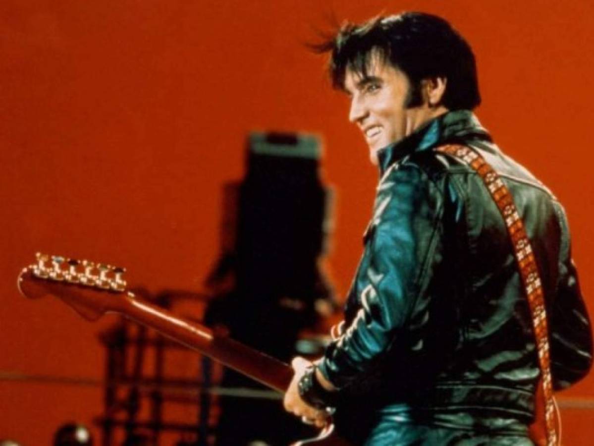 Fans de Elvis Presley realizan vigilia para honrarlo en el aniversario de su muerte