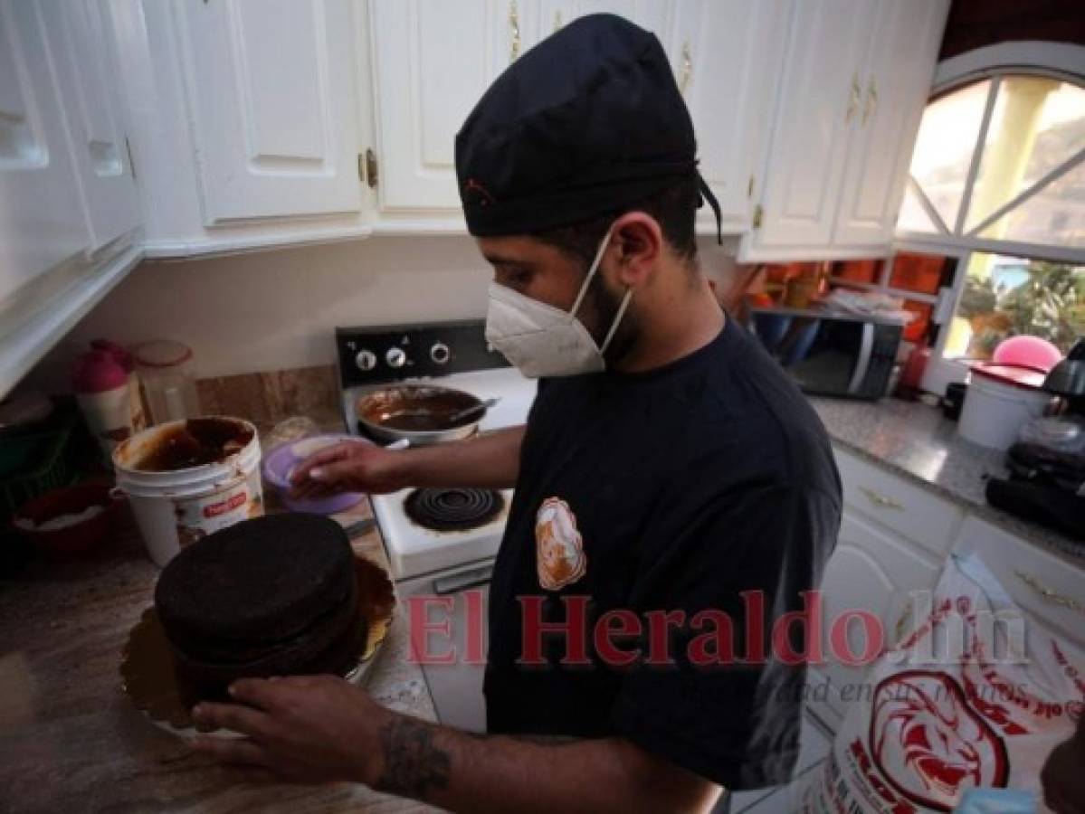 Brayan David Lozano es el experto en repostería, pues tras laborar aproximadamente siete años en la industria alimentaria, decidió poner en práctica sus conocimientos en los momentos más difíciles. Ahora prepara exquisitos pasteles en el negocio familiar, con todas las medidas de bioseguridad. Foto: David Romero/ EL HERALDO.