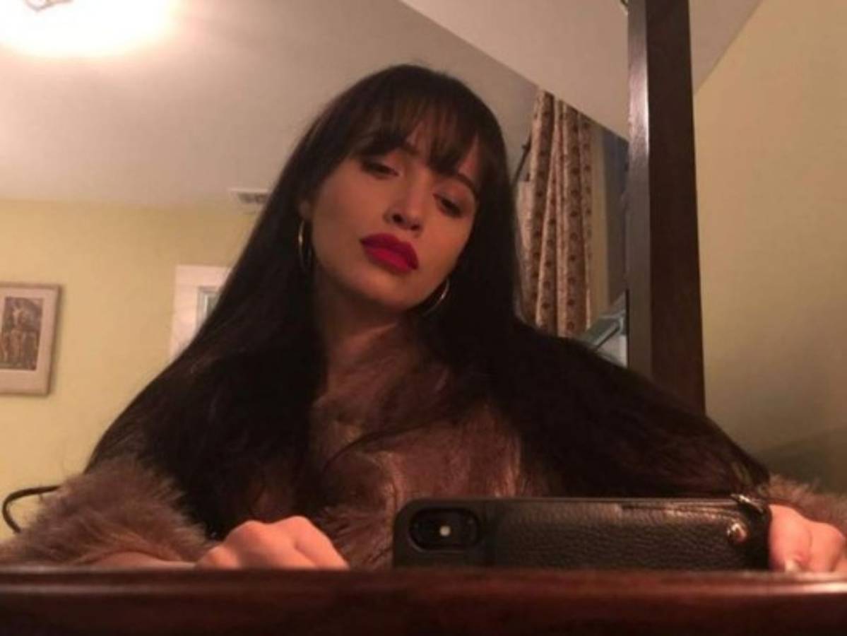 Esta foto publicada recientemente por la actriz, emocionó a sus fans quienes relacionaron su aspecto con el de Selena Quintanilla. Foto: Instagram